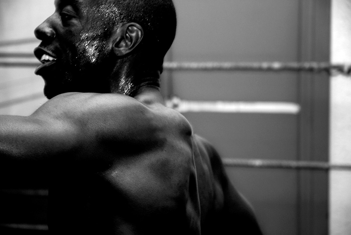 Boxeur sur le ring en sueur direct du gauche
