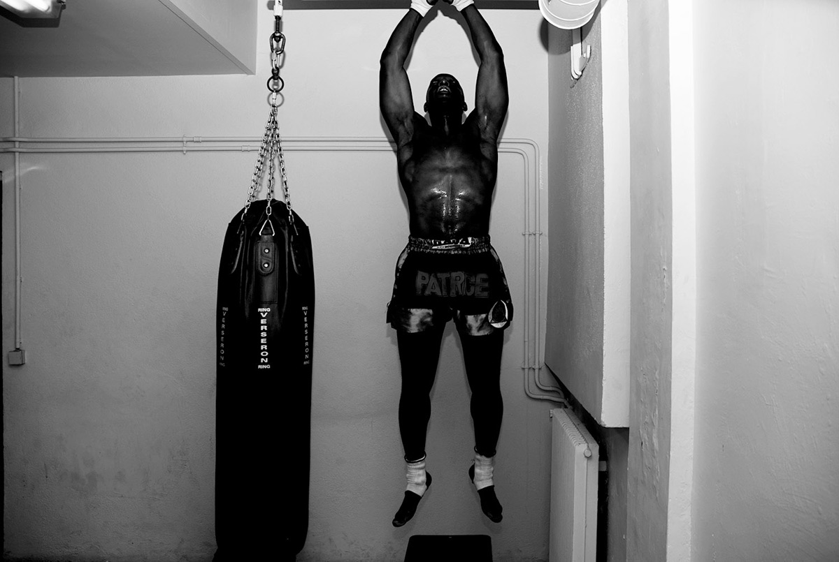 Boxeur suspendu à une barre de traction. les abdominaux saillants.