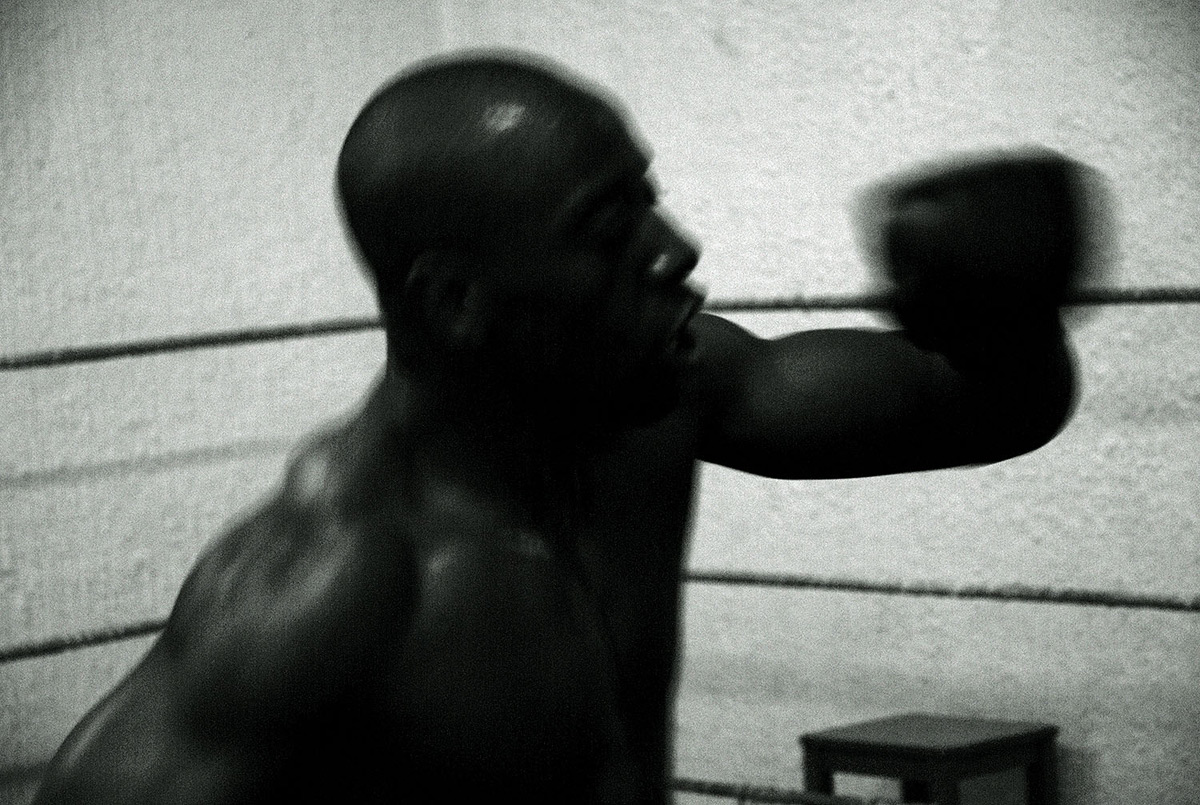 Boxeur frappe du droit