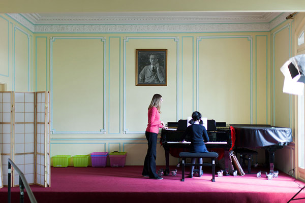 jeune pianiste avec son professeur
