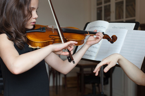 Jeune violoniste avec son instrument