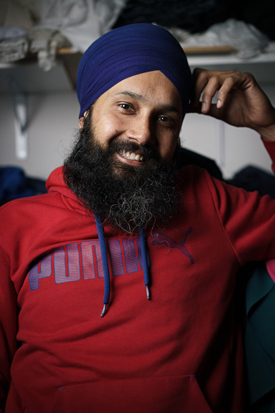 Johnny indy avec turban qui couvre ses cheveux. Belle barbe.