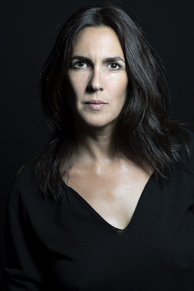 Portrait d'une femme brune aux cheveux longs