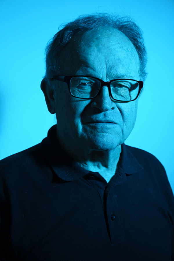 Portrait d'un sénior caucasien à lunettes