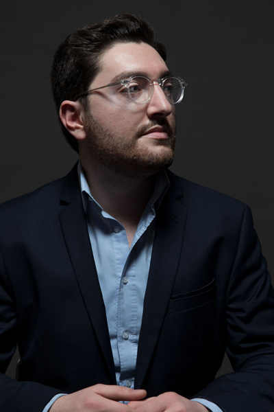 Portrait d'un homme jeune à lunettes