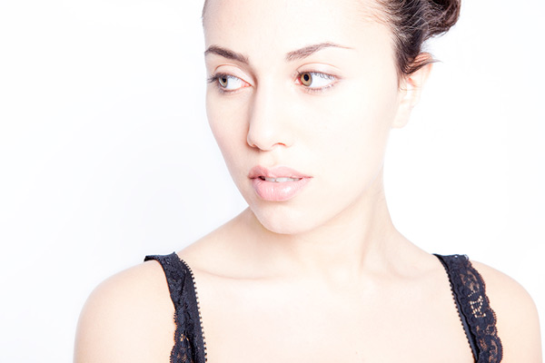 Portrait d'une jeune femme sur fond blanc