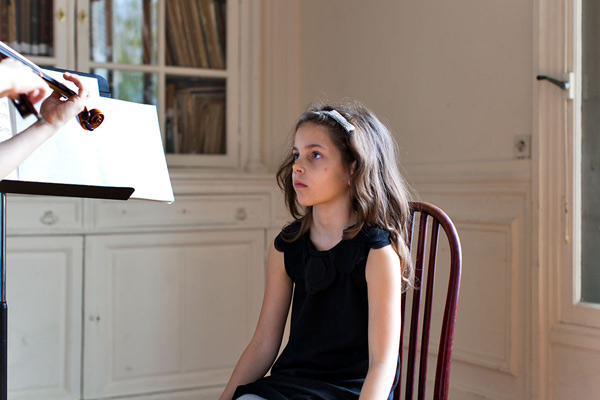 Jeune violoniste avec son instrument