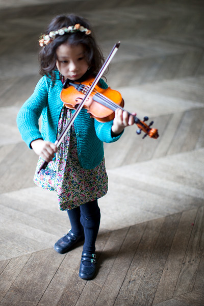 Portrait d'une jeune violoniste en herbe