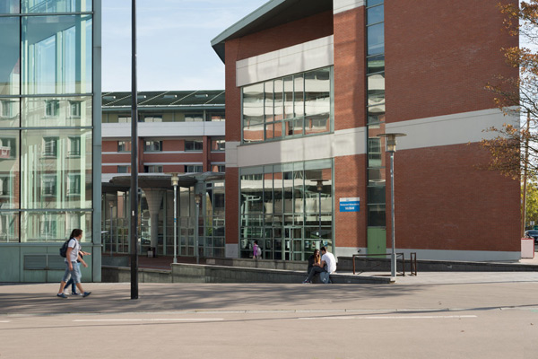 Université de Saint-Quentin-en-Yvelines et sa bibliothèque