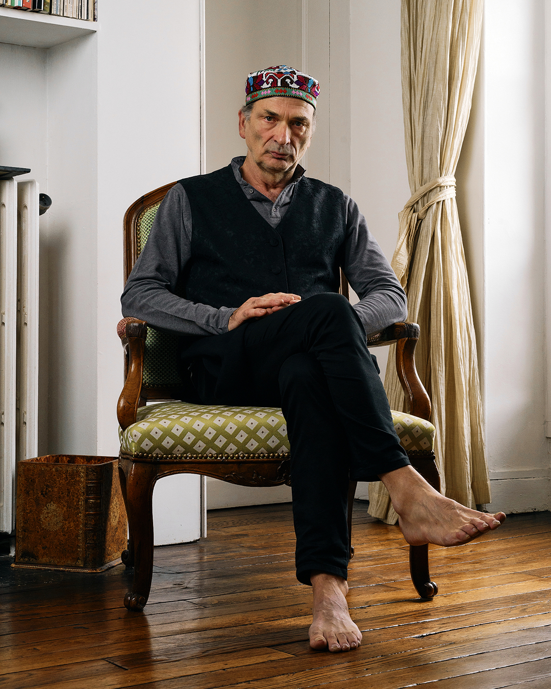 Le comédien Claude Guyonnet, chez lui à Paris